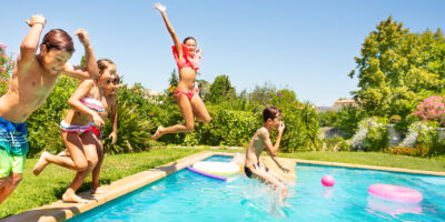 Sicherer Badespaß – So wird dein Pool kindersicher!