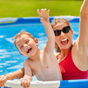 GFK Pool für kleine Abenteurer: Wie Kinder spielerisch schwimmen lernen und dabei die Natur genießen können