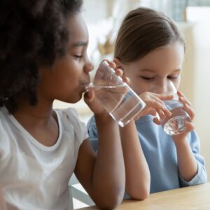 Kinder und Wasser: Warum die Qualität des Trinkwassers für die Kleinsten so wichtig ist