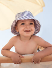 Warum besonders bei Kindern auf adäquaten Sonnenschutz geachtet werden sollte