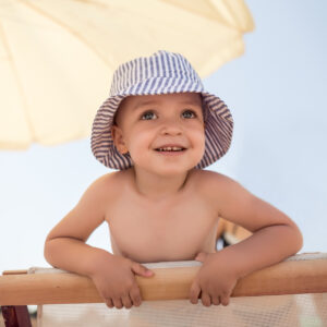 Warum besonders bei Kindern auf adäquaten Sonnenschutz geachtet werden sollte