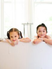 So wird das Badezimmer zum sicheren Ort für Kinder