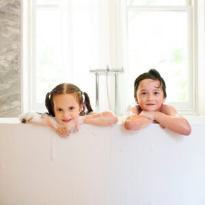 So wird das Badezimmer zum sicheren Ort für Kinder