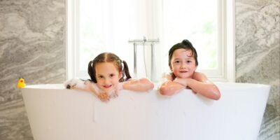 So wird das Badezimmer zum sicheren Ort für Kinder