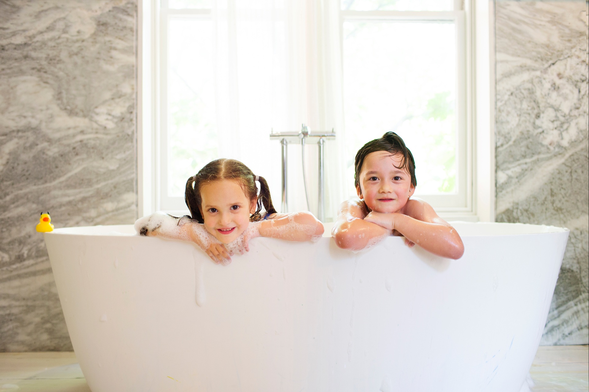 So wird das Badezimmer zum sicheren Ort für Kinder