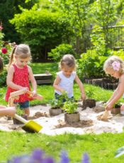 Kreative Gartenabenteuer: So bleiben Kinder draußen aktiv