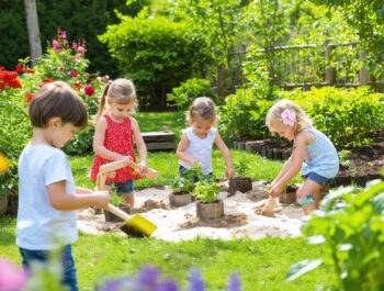 Kreative Gartenabenteuer: So bleiben Kinder draußen aktiv