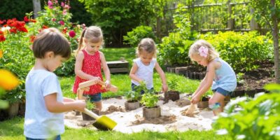Kreative Gartenabenteuer: So bleiben Kinder draußen aktiv